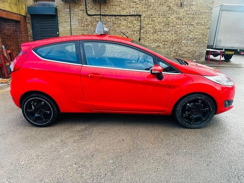 Used Ford Fiesta Zetec 82 HP (60 kW) 2014 Red Hatchback