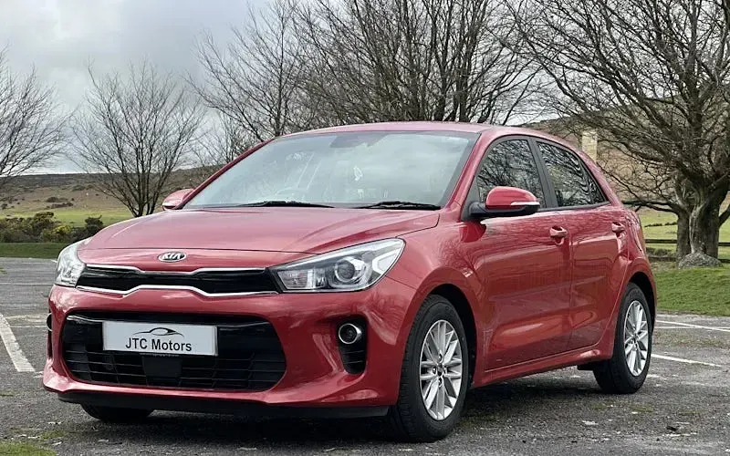 Begagnad Kia Rio 99 HK (72 kW) 2019 Röd Halvkombi