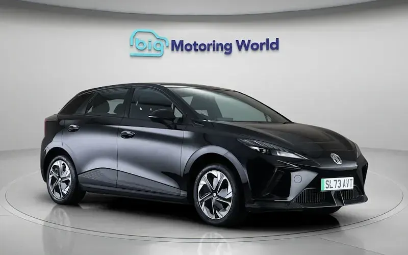Begagnad MG MG4 EV SE 319 kW (435 HK) 2023 Svart Halvkombi