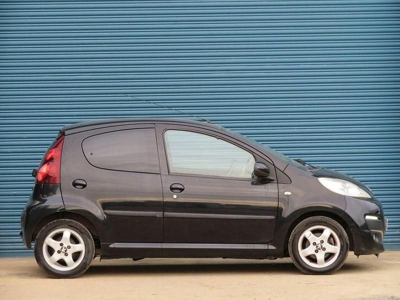 Second-hand Peugeot 107 Allure 68 CP (50 kW) 2013 Negru Hatchback