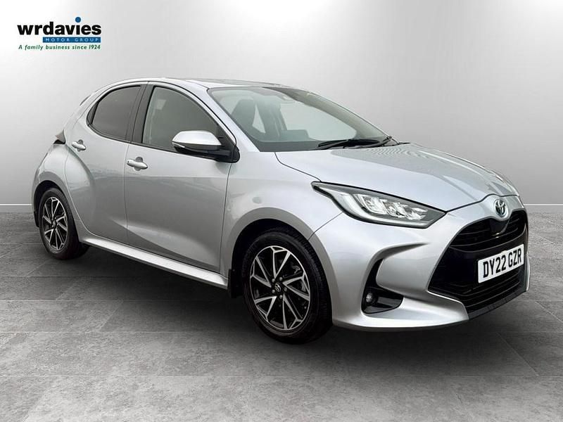 Used Toyota Yaris Hybrid Design 2022 Silver metalic Hatchback
