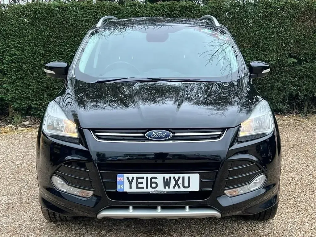 Käytetty Ford Kuga Sport 180 HP (132 kW) 2016 Musta Katumaasturi