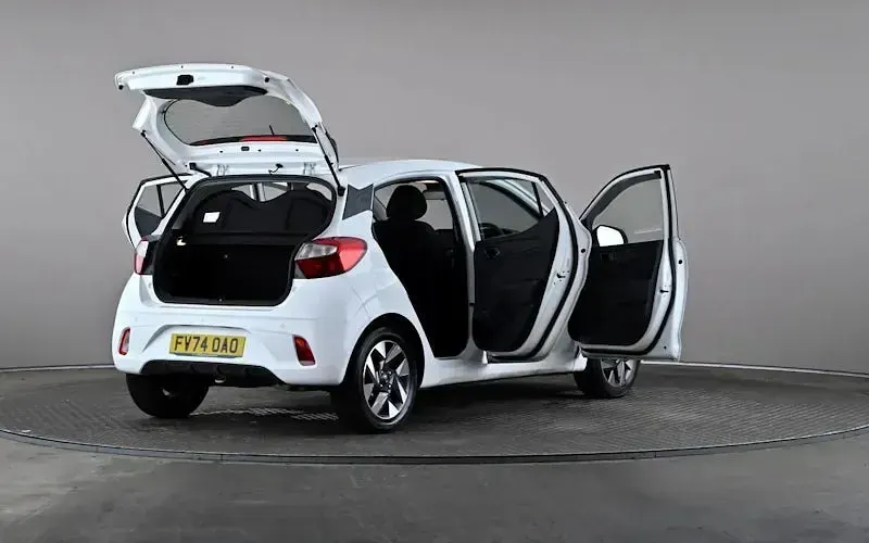 Used Hyundai i10 Advanced 63 HP (46 kW) 2024 White Hatchback