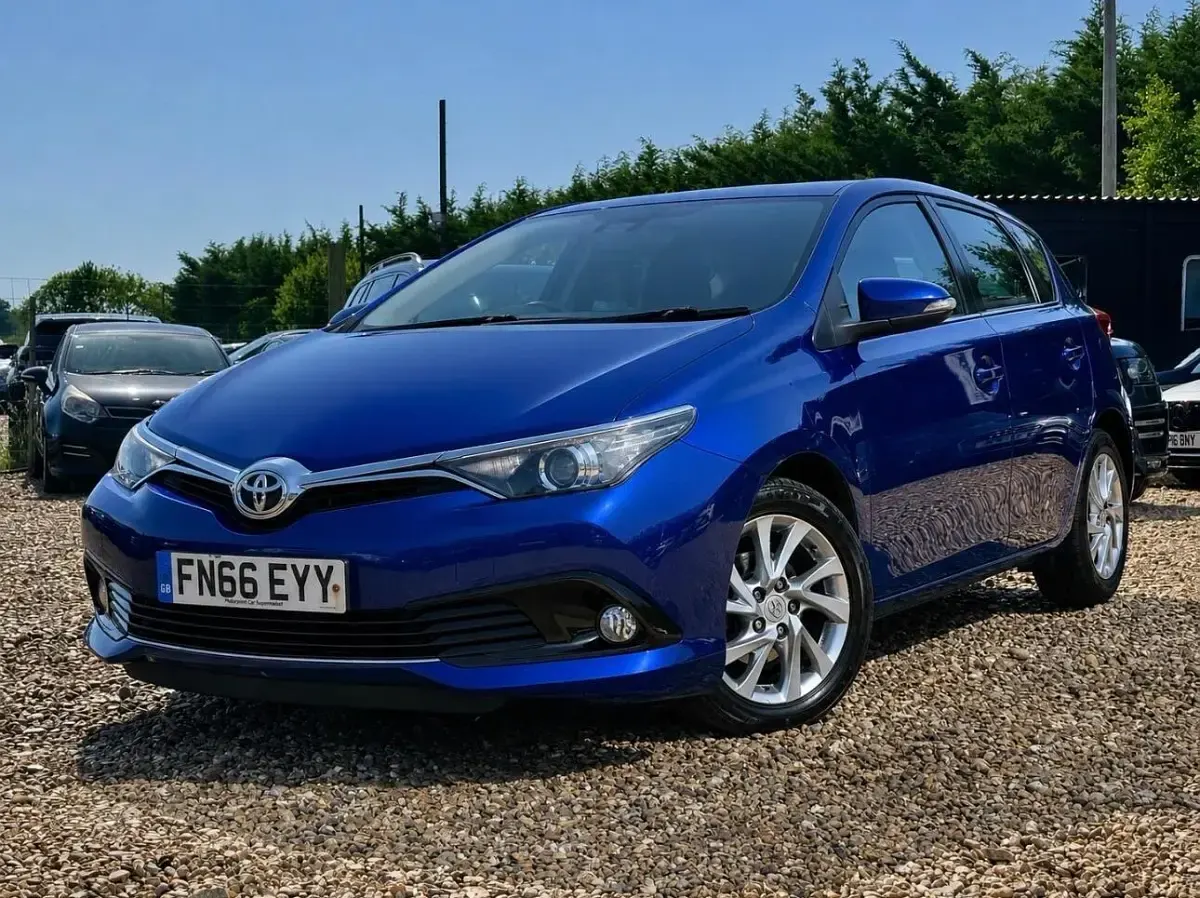 Used Toyota Auris Business Edition 110 HP (80 kW) 2016 Blue Hatchback