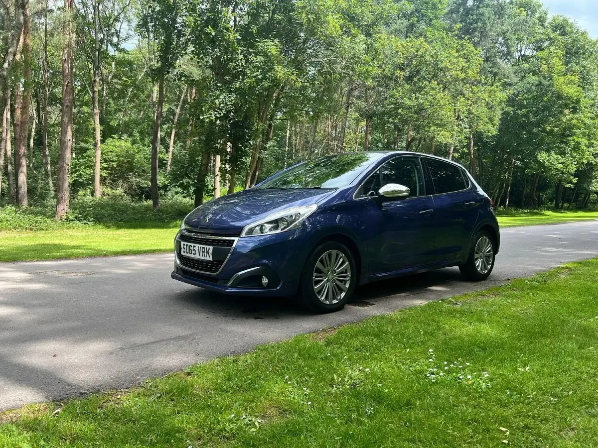 Used Peugeot 208 Allure 110 HP (80 kW) 2015 Blue Hatchback