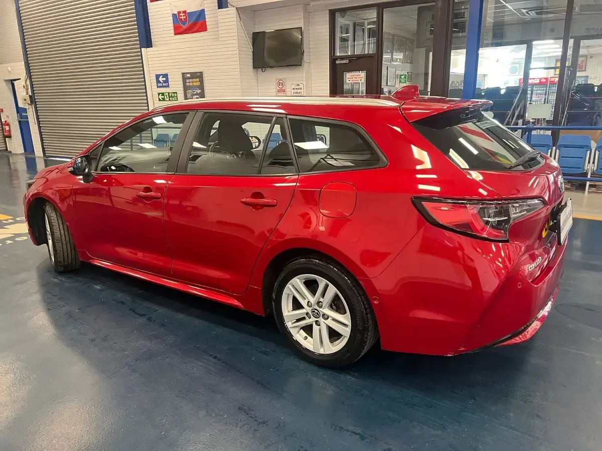 Used Toyota Corolla 122 HP (89 kW) 2022 Red Estate