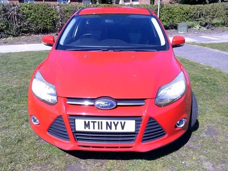 Used Ford Focus Zetec 125 HP (91 kW) 2011 Red Hatchback