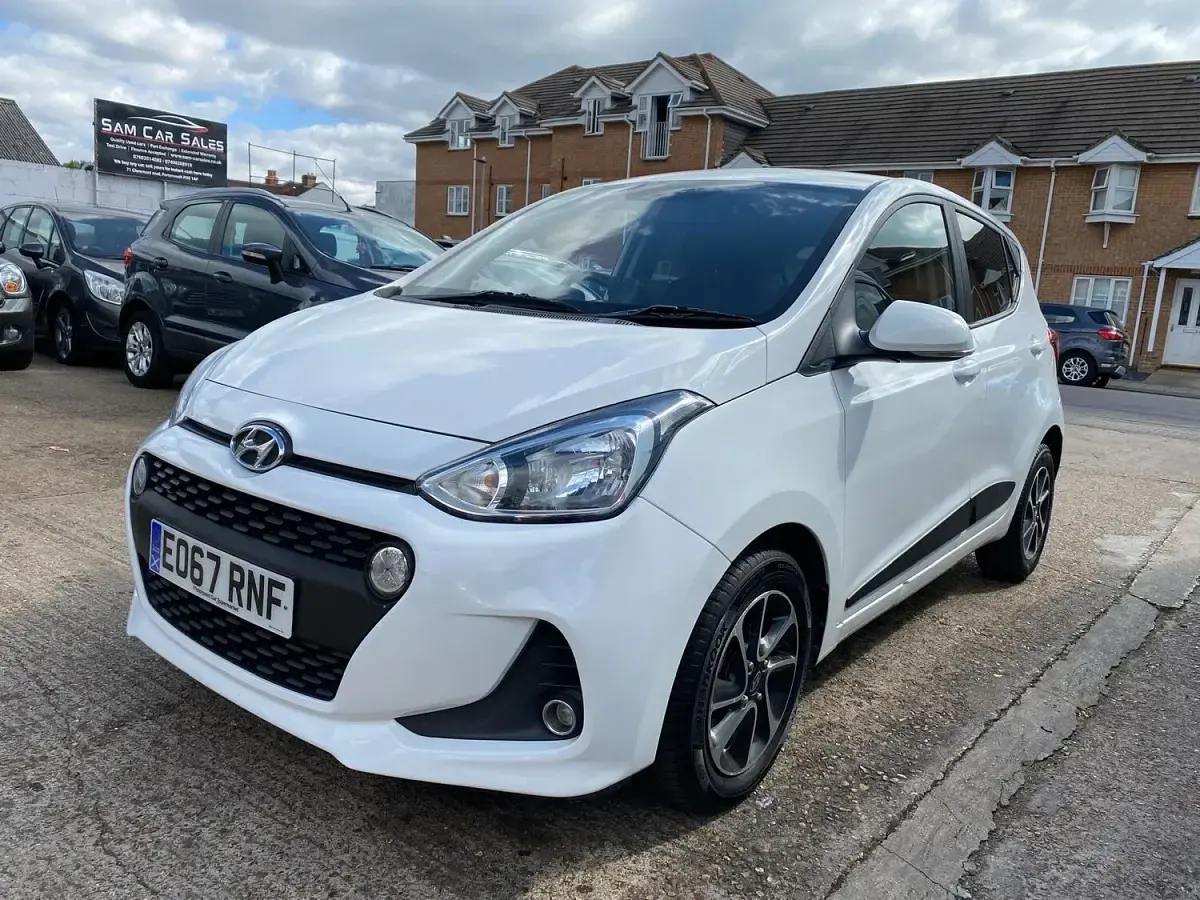 Used Hyundai i10 Premium 67 HP (49 kW) 2017 White Hatchback