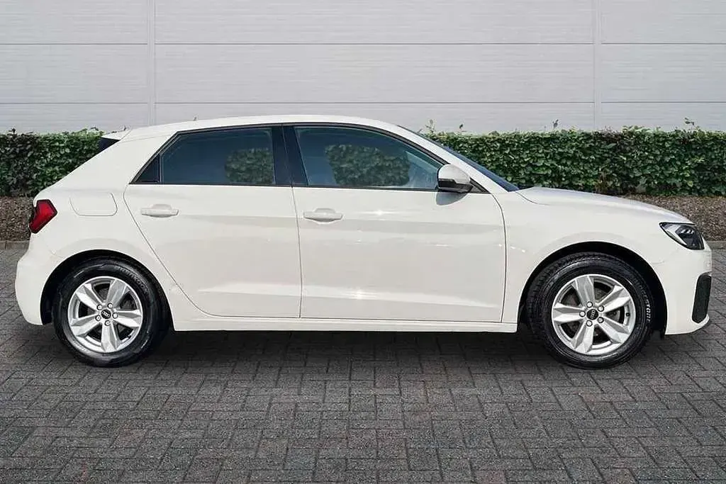Used Audi A1 Design 94 HP (69 kW) 2023 White SUV