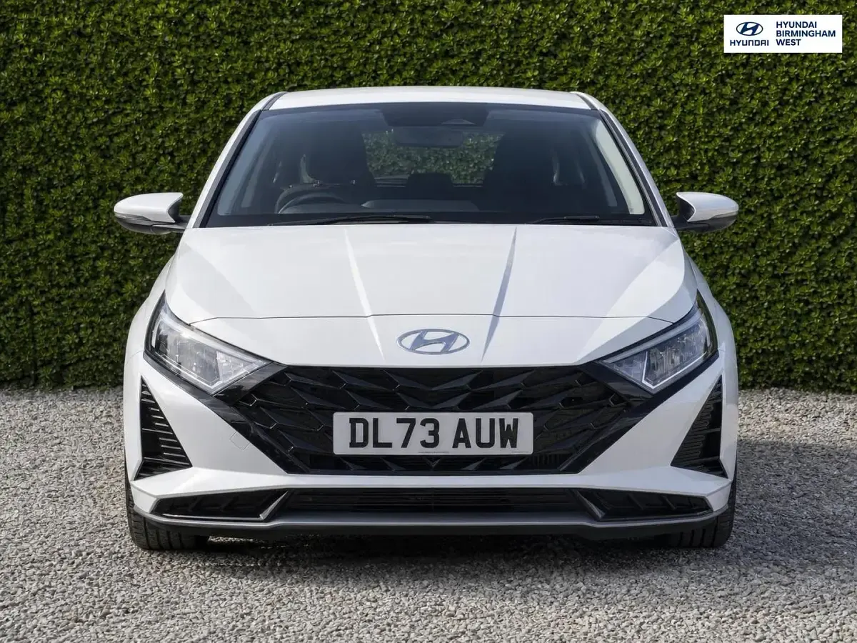 Used Hyundai i20 Advanced 100 HP (73 kW) 2023 White Hatchback