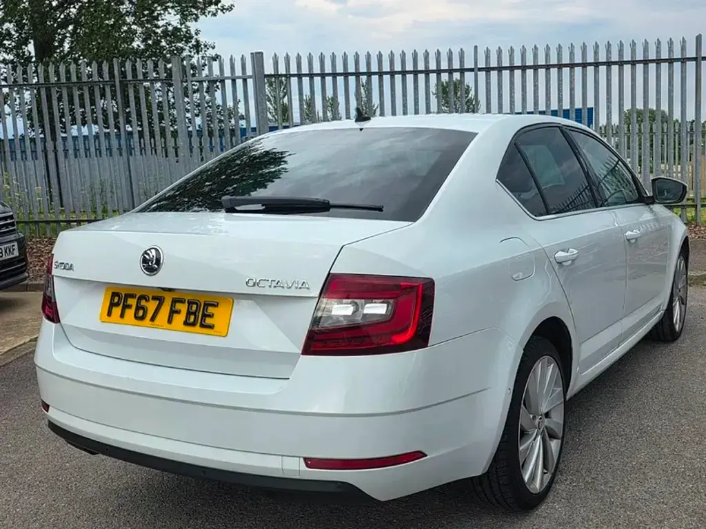 Used Skoda Octavia LAURIN & KLEMENT 150 HP (110 kW) 2017 White Hatchback