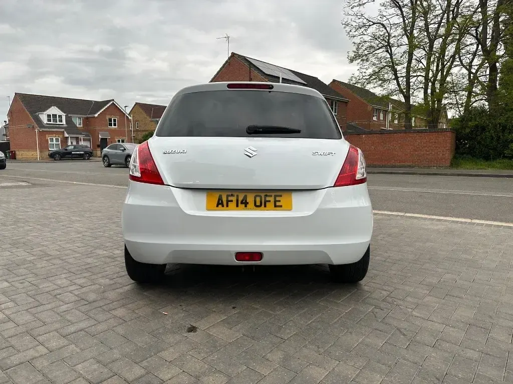 Begagnad Suzuki Swift SZ4 2014 Vit Halvkombi