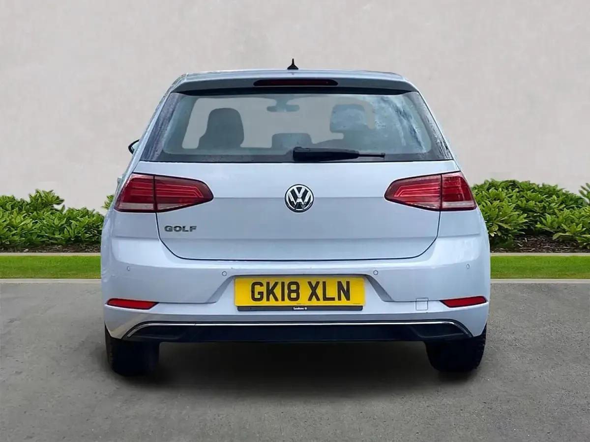 Used VW Golf VII SE 115 HP (84 kW) 2018 Silver Hatchback
