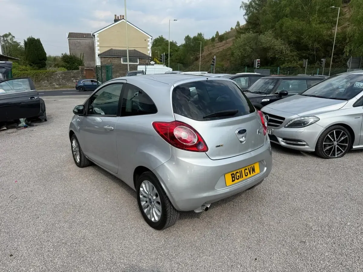 Używany Ford Ka Zetec 75 KM (55 kW) 2011 Srebrny Hatchback