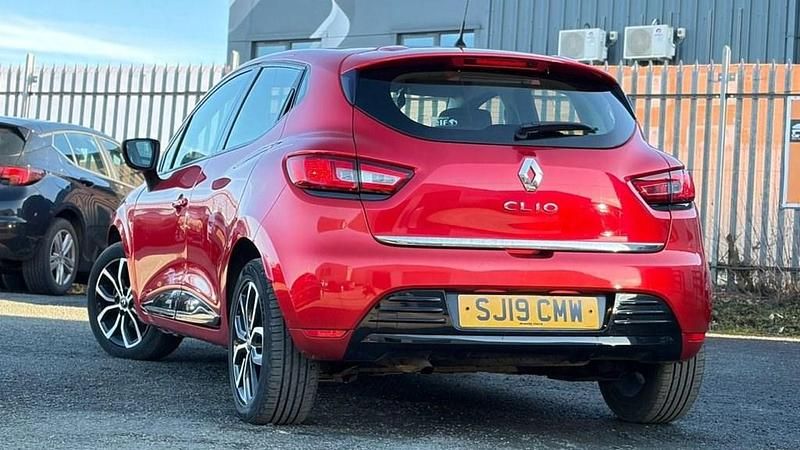 Used Renault Clio IV Play 90 HP (66 kW) 2019 Red Hatchback