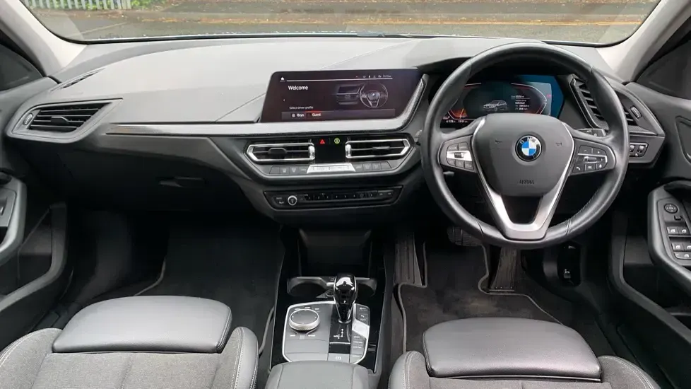 Used BMW 118 Sport Line 134 HP (98 kW) 2024 Grey Hatchback