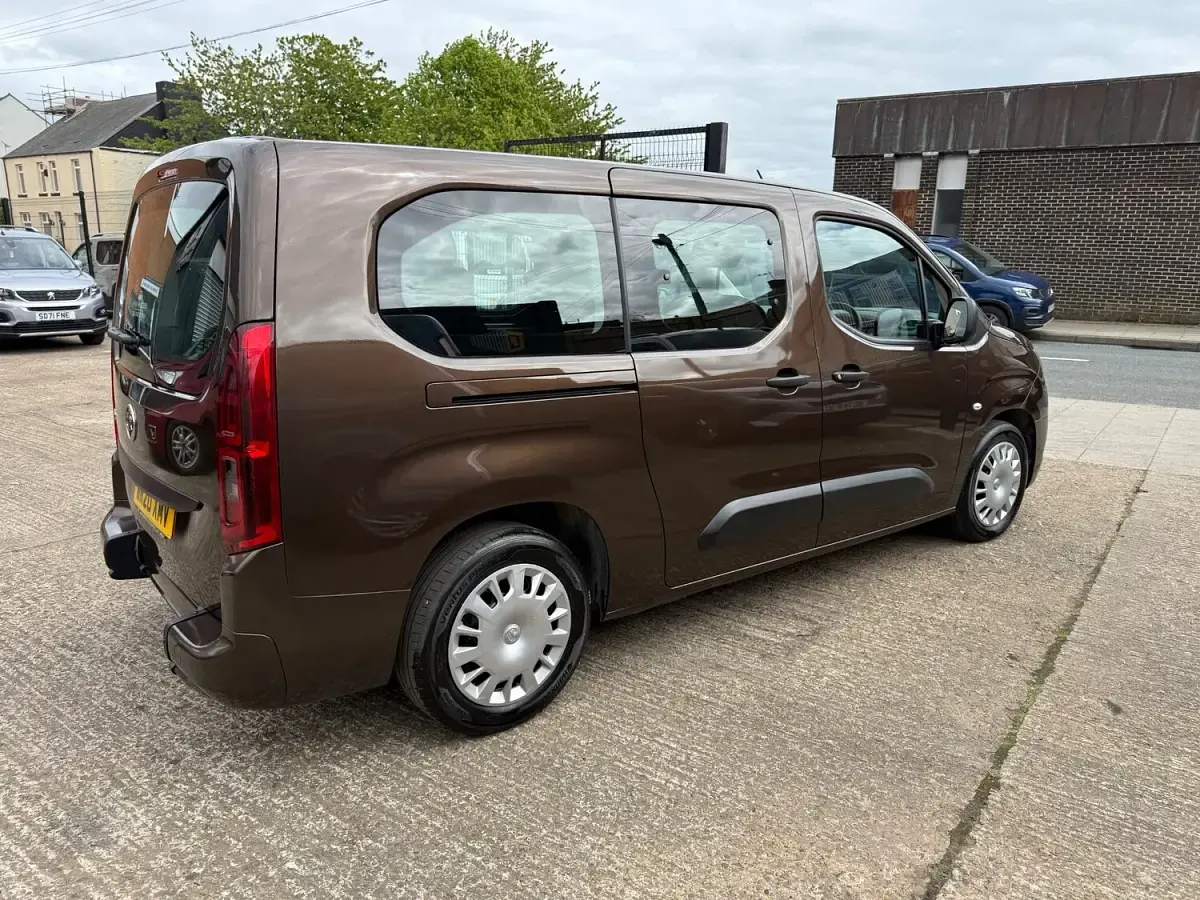 Used Vauxhall Combo Design Edition 110 HP (80 kW) 2020 Brown MPV