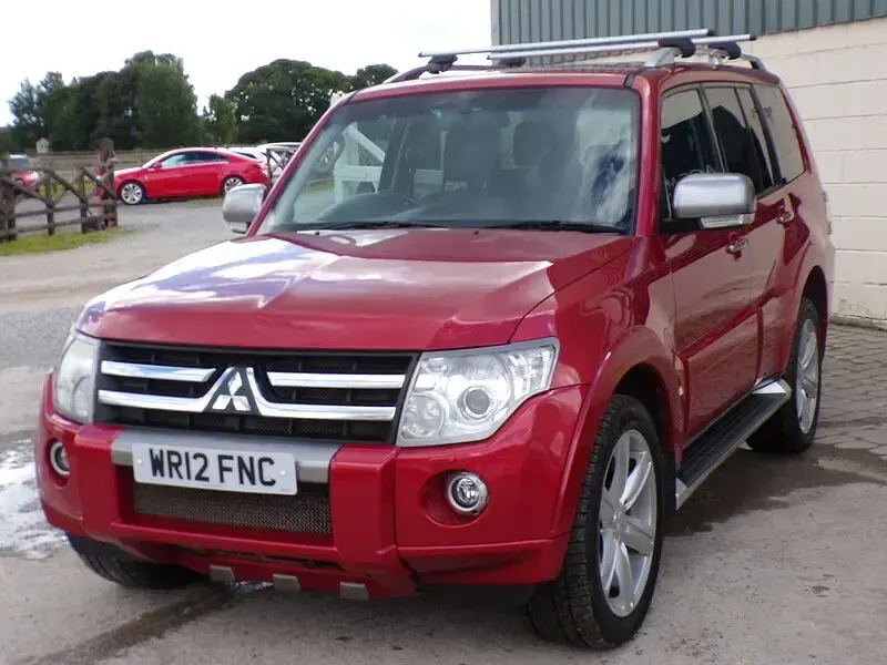 Used Mitsubishi Shogun 197 HP (144 kW) 2012 Red SUV