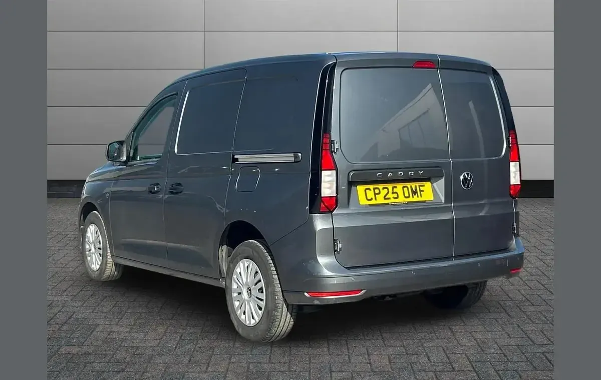 Usado VW Caddy 101 HP (74 kW) 2025 Cinzento Monovolume