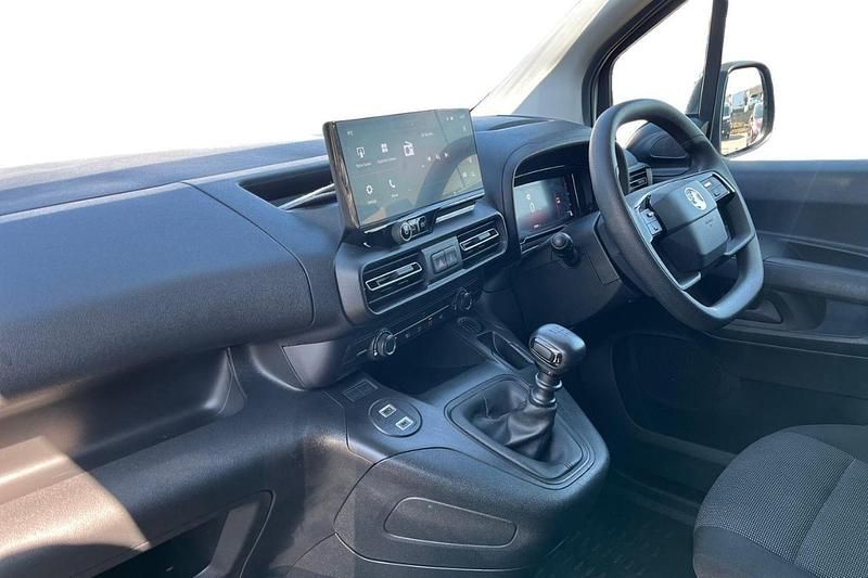 Used Vauxhall Combo S 102 HP (75 kW) 2024 White MPV