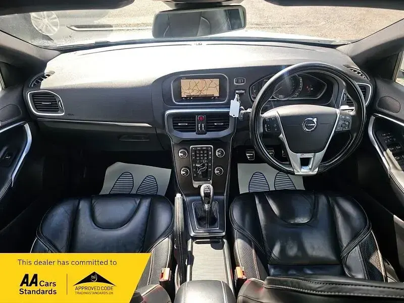 Käytetty Volvo V40 R-Design Pro 120 HP (88 kW) 2017 Valkoinen Viistoperä