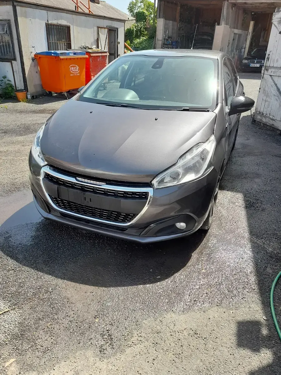 Käytetty Peugeot 208 GT-line 2018 Harmaa Viistoperä