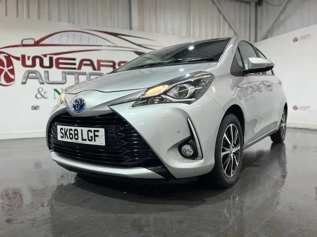 Used Toyota Yaris 100 HP (73 kW) 2018 Silver Hatchback