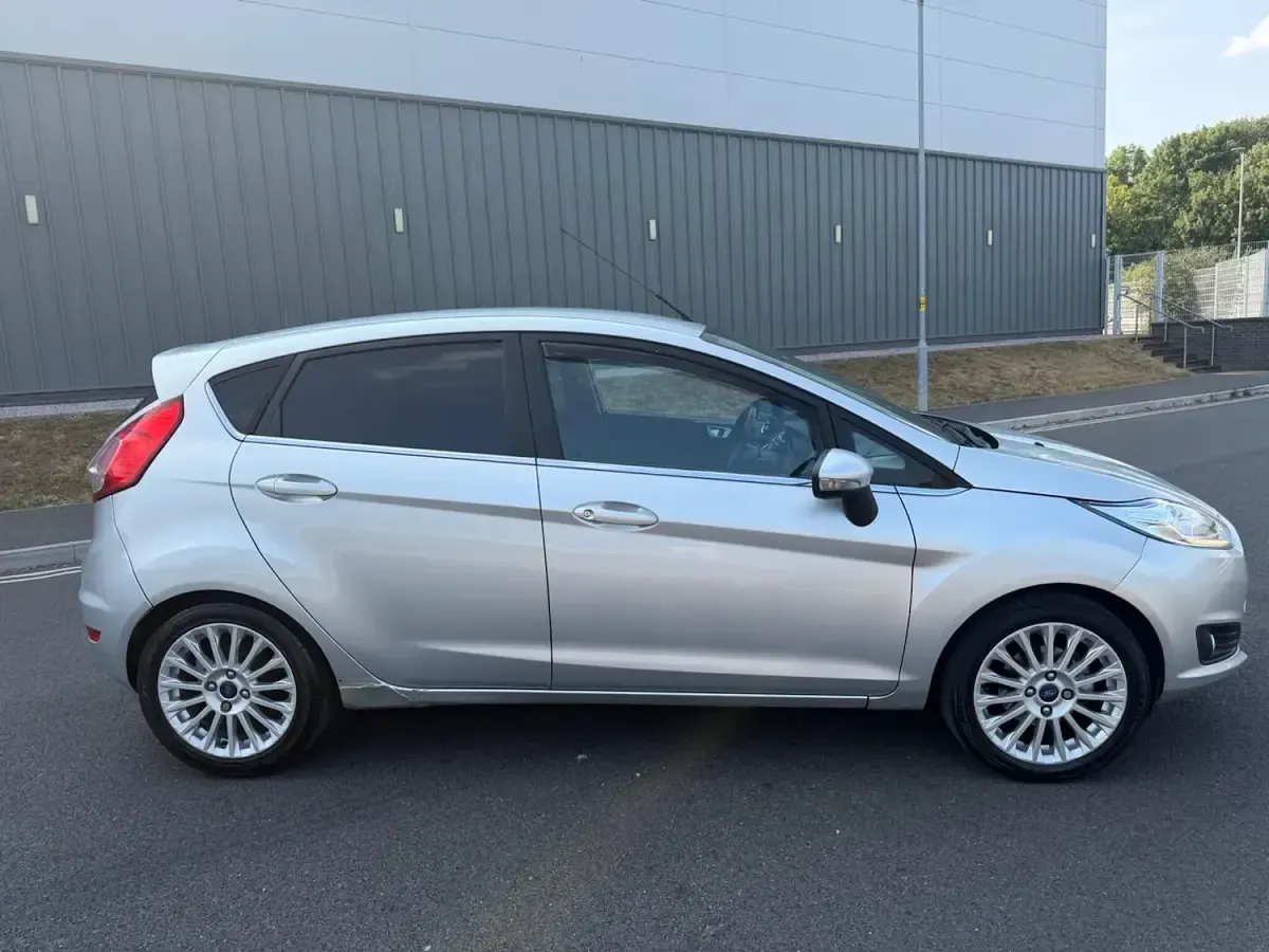 Used Ford Fiesta Titanium 125 HP (91 kW) 2013 Silver Hatchback