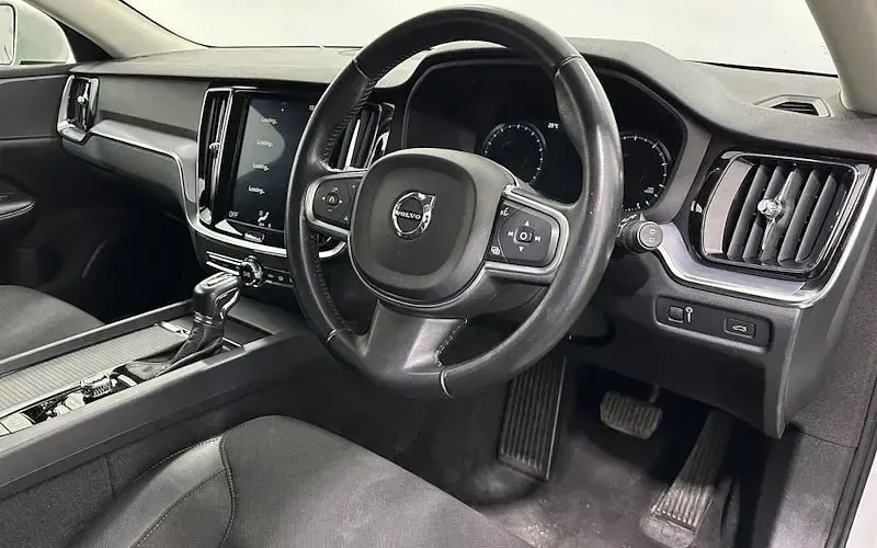 Used Volvo V60 Momentum 250 HP (183 kW) 2018 White Estate
