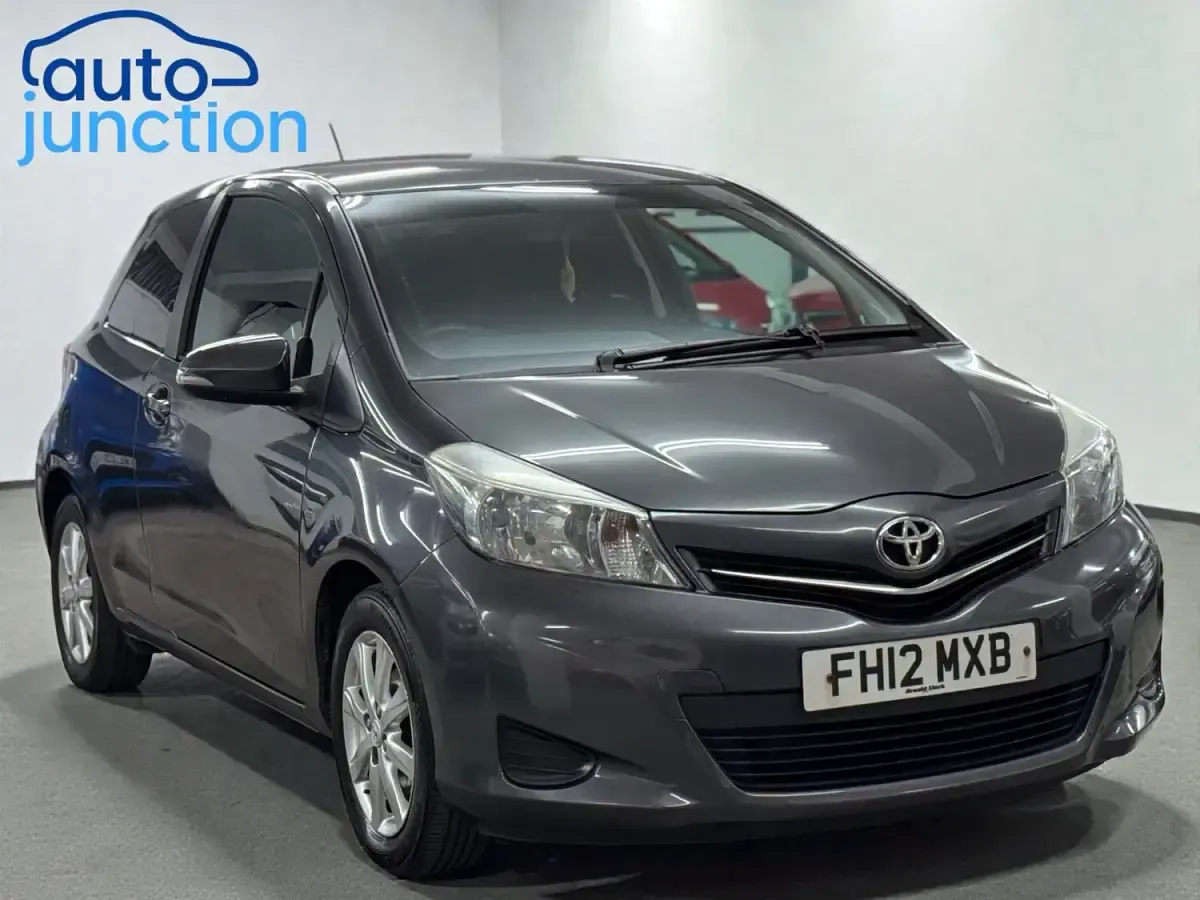 Used Toyota Yaris 99 HP (72 kW) 2012 Grey Hatchback