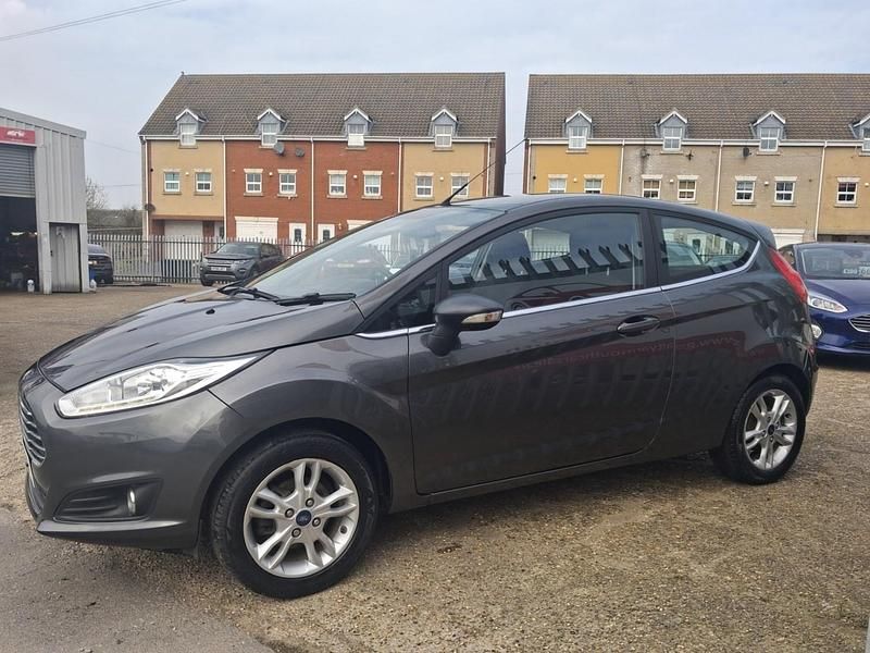 Usado Ford Fiesta Zetec 82 HP (60 kW) 2017 Cinzento Citadino