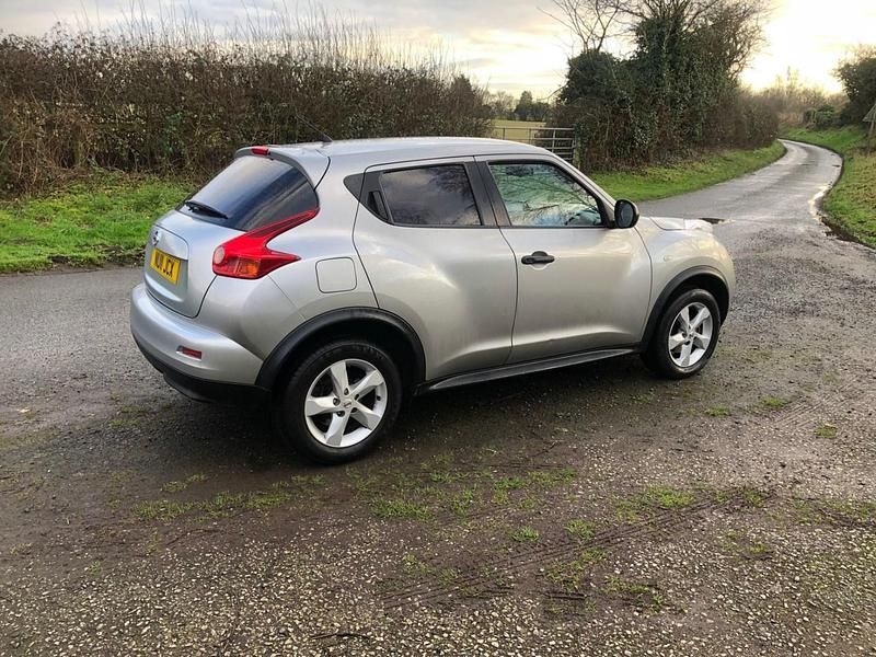 Begagnad Nissan Juke Visia 2011 Silver SUV