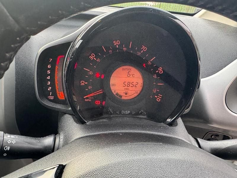 Usado Toyota Aygo X-play 69 HP (50 kW) 2017 Branco Citadino