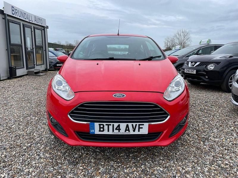 Usado Ford Fiesta Zetec 82 HP (60 kW) 2014 Vermelho Citadino
