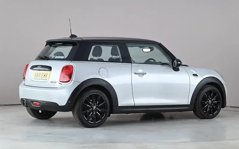 Używany Mini Cooper Hatch 136 KM (100 kW) 2018 Srebrny Hatchback