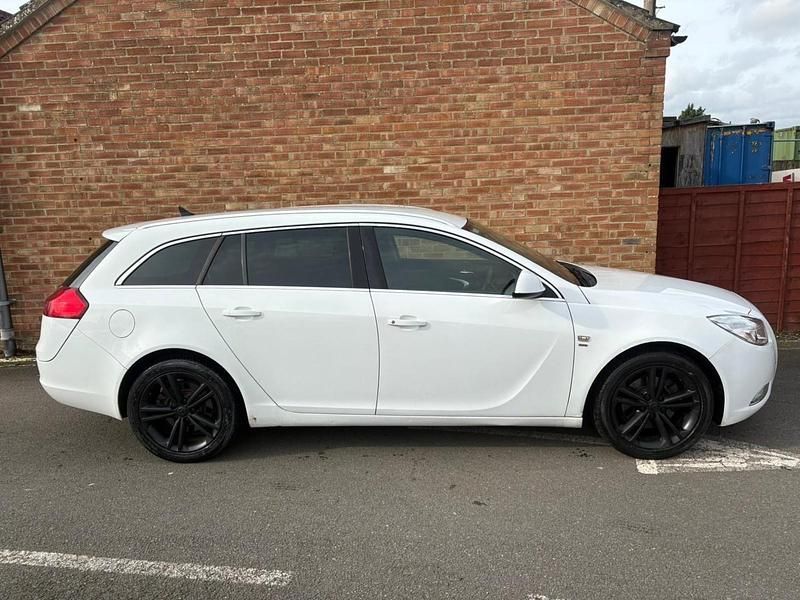 Used Vauxhall Insignia SRi 2011 White Estate