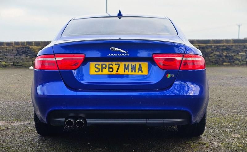 Gebraucht Jaguar XE R-Sport 180 PS (132 kW) 2017 Blau Limousine