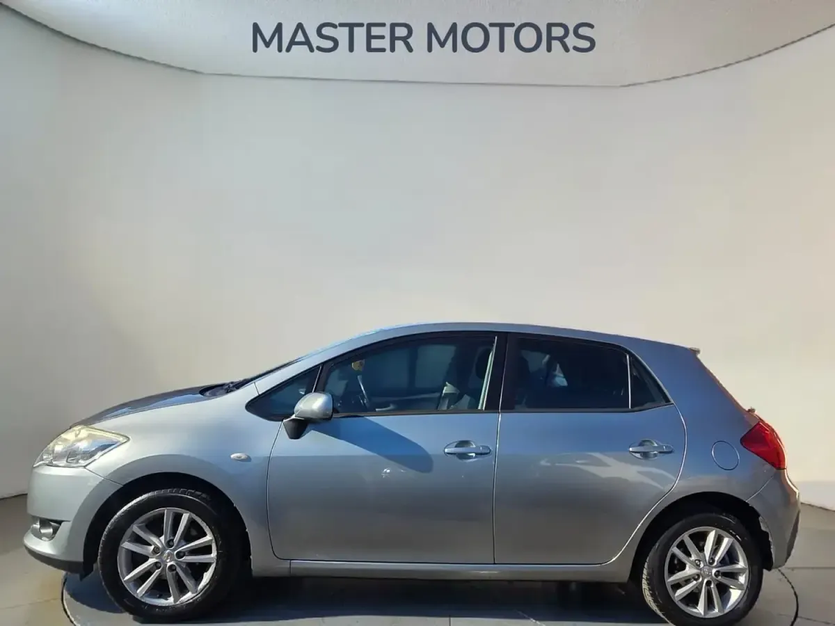 Usado Toyota Auris 124 HP (91 kW) 2008 Prateado Citadino