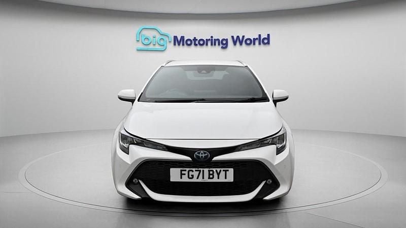 Used Toyota Corolla Design 184 HP (135 kW) 2021 White Estate