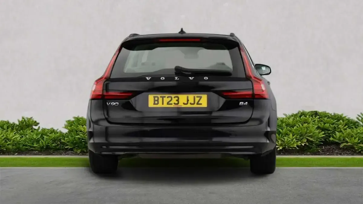 Used Volvo V90 Core 197 HP (144 kW) 2023 Black Estate