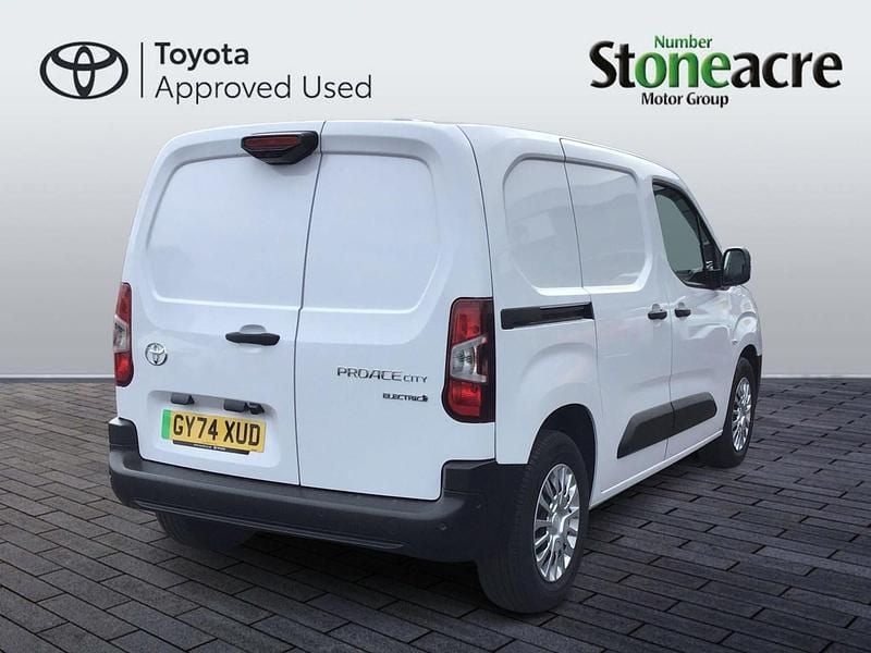 Used Toyota Proace 100 kW (136 HP) 2024 White MPV
