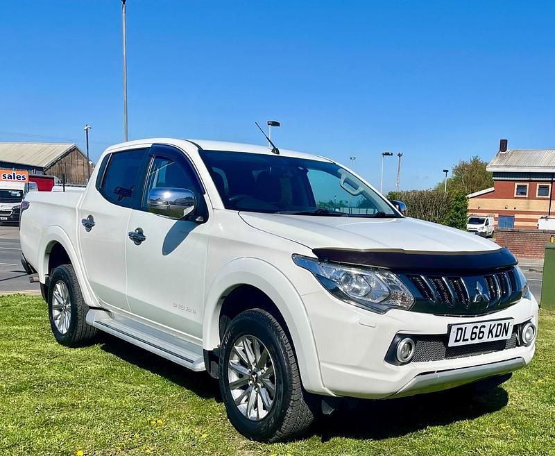 Used Mitsubishi L200 2016 White Pickup