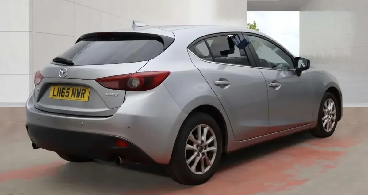 Usado Mazda 3 165 HP (121 kW) 2015 Prateado Citadino