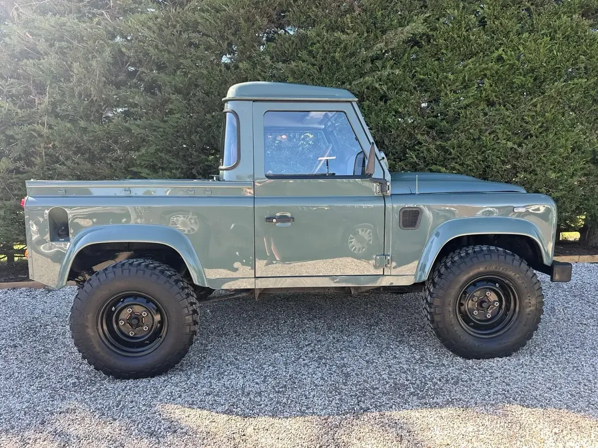 Used Land Rover Defender 122 HP (89 kW) 2009 Green Pickup