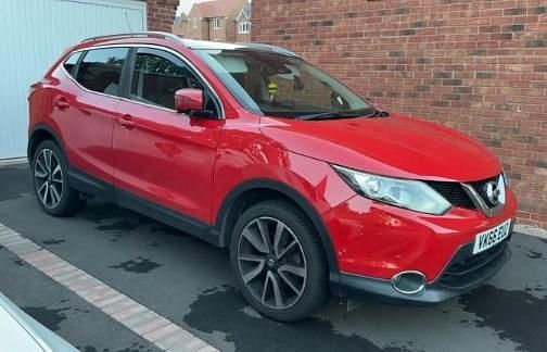 Red Used 2016 Nissan Qashqai Tekna SUV | £11,399 (Fair price) - Image 1/1