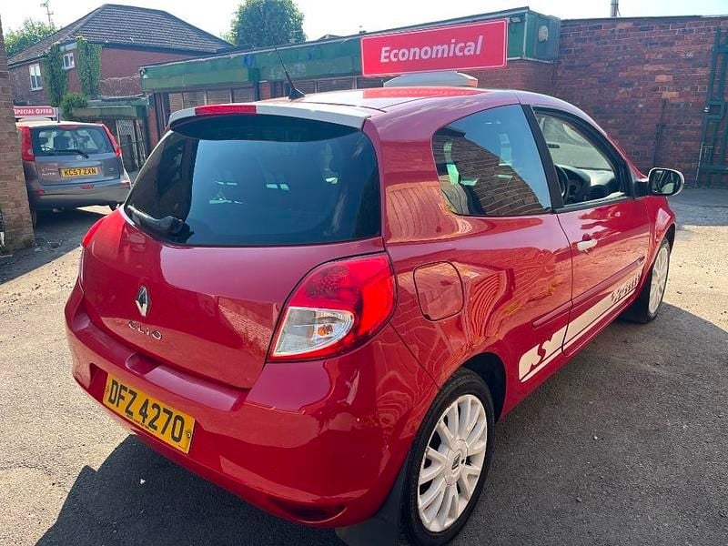 Used Renault Clio II 74 HP (54 kW) 2010 Red Hatchback