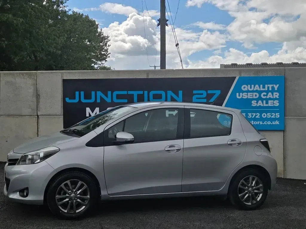 Second-hand Toyota Yaris Plus 99 CP (72 kW) 2014 Argintiu Hatchback