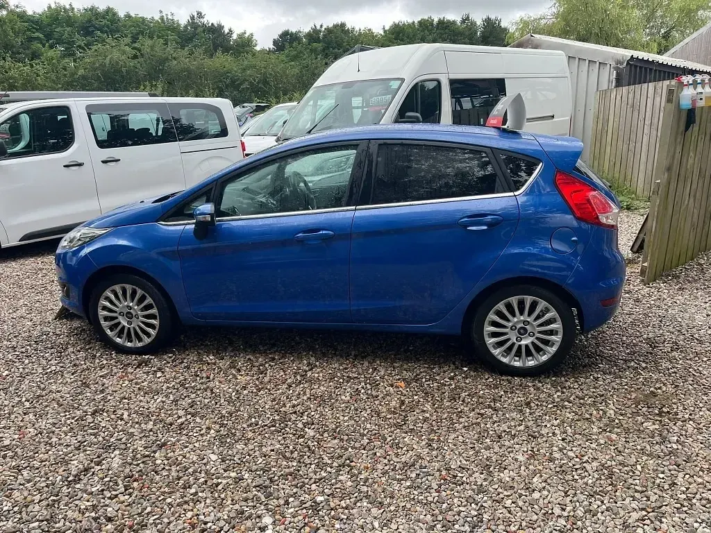 Used Ford Fiesta Titanium 125 HP (91 kW) 2013 Blue Hatchback