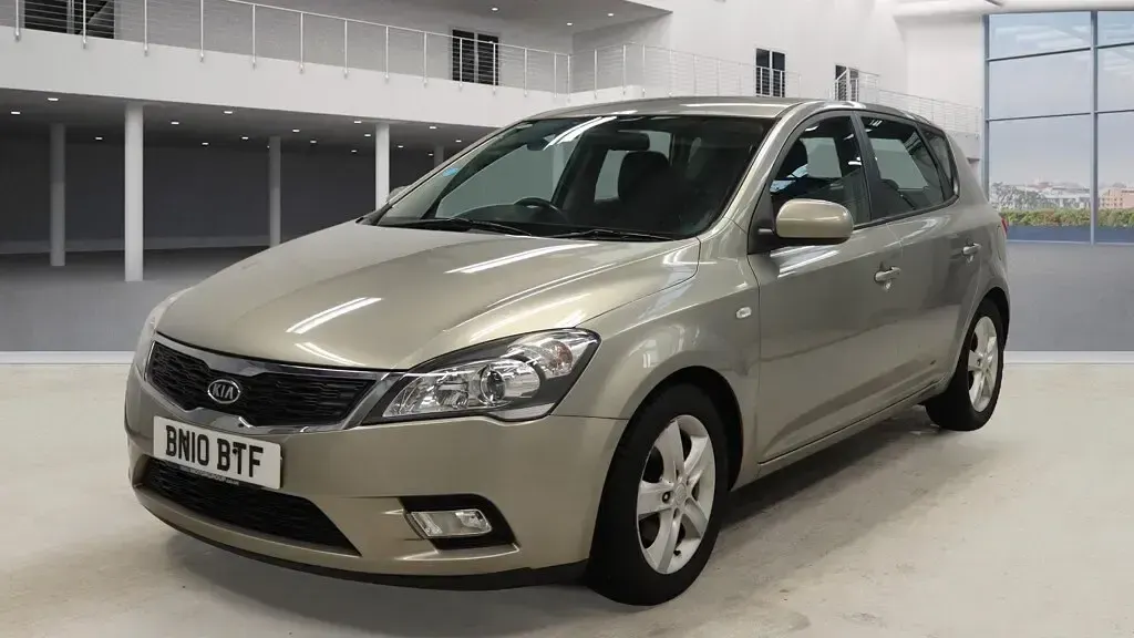 Used Kia Ceed 126 HP (92 kW) 2010 Silver Hatchback