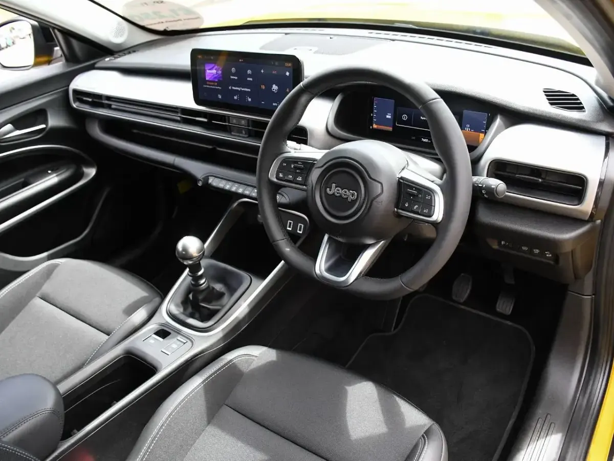 Used Jeep Avenger Summit 100 HP (73 kW) 2025 Yellow SUV
